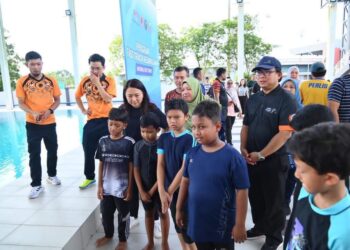 HANNAH Yeoh meninjau pelaksanaan Program Pencarian Bakat Akuatik Terjun di Kolam Renang Kompleks Sukan Negeri, Kangar, Perlis hari ini.-UTUSAN/ASYRAF MUHAMMAD