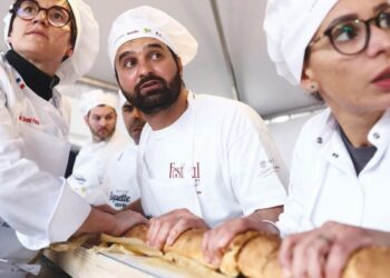 CEF pastri berusaha memastikan roti baguette tidak terputus selepas dikeluarkan dari ketuhar bersaiz besar. – AGENSI