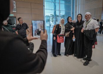 ANTARA petugas haji wakil media ketika Majlis Pelepasan Petugas Haji di KLIA, Sepang. - UTUSAN/FAIZ ALIF ZUBIR