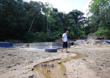 KEADAAN takungan di air terjun Jeram Pasu, Pasir Puteh yang kering ekoran cuaca panas sejak lebih sebulan lalu. – UTUSAN/KAMARUL BISMI KAMARUZAMAN