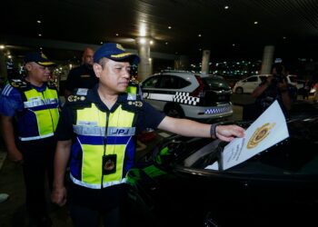 AEDY Fadly Ramli melihat antara kereta yang disita pada Operasi 'ULAT' di KLIA Terminal 1. - UTUSAN/FAISOL MUSTAFA