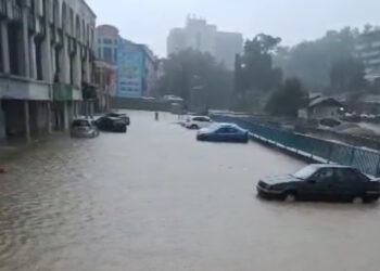 TANGKAP layar video tular yang memaparkan kejadian banjir di Kajang, Selangor tahun lalu. - GAMBAR HIASAN