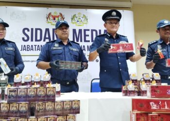 MUHAMMAD Ilyas Queek (dua dari kanan) menunjukkan rokok dan minuman keras yang dirampas dalam satu operasi di Shah Alam, Selangor dalam sidang akhbar di Seremban, hari ini. (UTUSAN/NAZARUDIN)