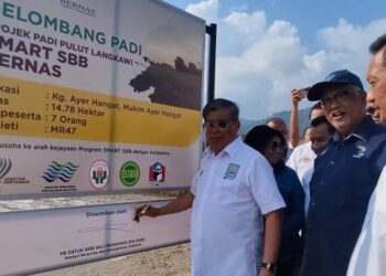 MOHAMAD Sabu merasmikan Projek Padi Pulut Langkawi Smart SBB Ala Sekinchan di Pusat Pengumpulan Padi, Kampung Bukit Hantu, Langkawi, semalam.