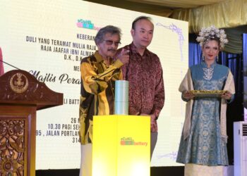 RAJA Jaafar Raja Muda Musa melakukan gimik perasmian pembukaaan kilang Econili Battery New Energy Sdn Bhd di Ipoh hari ini.  - UTUSAN/ZULFACHRI ZULKIFLI