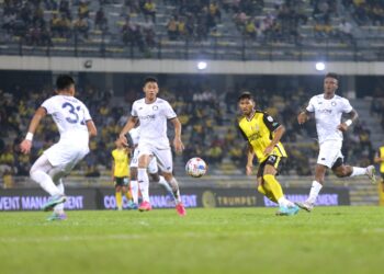 PEMAIN Perak FC,  Mohd. Syukri Baharun (dua dari kanan) melakukan percubaan ke gawang PDRM FC dalam perlawanan Liga Super di Stadium Perak di Ipoh semalam. - UTUSAN/ZULFACHRI ZULKIFLI