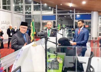 Pengarah Eksekutif Haji Tabung Haji, Datuk Seri Syed Saleh Syed Abdul Rahman ketika melalui pemeriksaan imigresen Arab Saudi menerusi Makkah Route di KLIA pada 11 Mei lalu. – UTUSAN/AMREE AHMAD