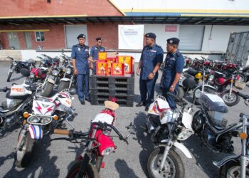 MOTOSIKAL seludup yang dirampas Jabatan Kastam Perak dalam serbuan di Nibong Tebal, Pulau Pinang baru-baru ini pada sidang akhbar di Ipoh hari ini. - UTUSAN/MUHAMAD NAZREEN SYAH MUSTHAFA