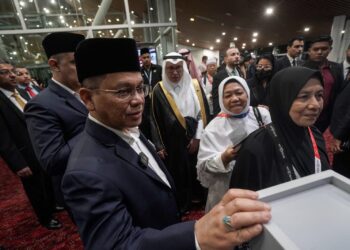 MOHD. Na'im Mokhtar ketika meninjau pelaksanaan Makkah Route di KLIA. - UTUSAN/FAISOL MUSTAFA