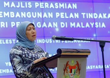 NANCY Shukri ketika berucap merasmikan Pelan Tindakan Industri Penjagaan di Malaysia di Putrajaya. - UTUSAN/KAMARIAH KHALIDI