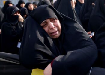 RAKYAT Iran berkumpul di Dataran Valiasr di tengah Tehran untuk meratapi kematian Ebrahim Raisi dan  Hossein Amir-Abdollahian dalam nahas helikopter, kelmarin. -AFP