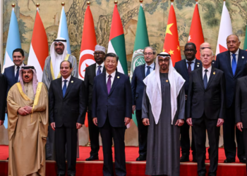 Ahli Jawatankuasa Tetap Politburo China, Cai Qi, bergambar dengan delegasi Arab menjelang majlis perasmian Mesyuarat Menteri-Menteri Forum Kerjasama China-Negara Arab ke-10 di Wisma Negeri Diaoyutai di Beijing, China hari ini. -REUTERS