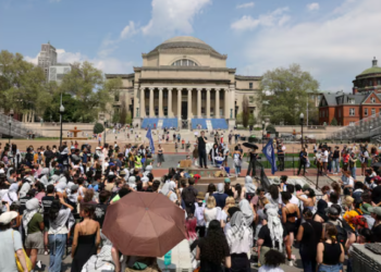 MAHASISWA berkumpul untuk menyokong  protes anti-Israel di Universiti Columbia, New York, 29 April lalu. REUTERS