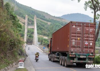 Kenderaan dikehendaki melalui Jambatan Dakrong di Wilayah Quang Tri, utara-tengah Vietnam pada kelajuan maksimum lima kilometer sejam dan mengekalkan jarak minimum 175 meter antara satu sama lain.- TUOITRE