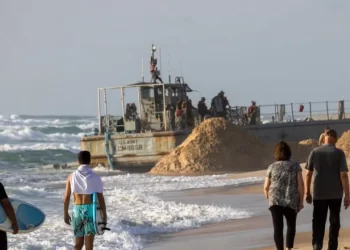 DUA kapal tentera AS yang menyokong jeti itu kandas di tengah-tengah laut deras minggu lalu. -AGENSI