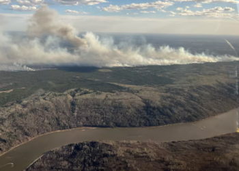 GAMBAR yang diambil melalui tingkap menunjukkan asap naik dari kebakaran hutan MWF017 di sebelah selatan lembah Sungai Athabasca berhampiran Fort McMurray, Alberta, Kanada. -REUTERS