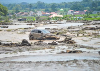 SEBUAH kereta rosak dilihat di kawasan yang dilanda hujan lebat membawa banjir kilat dan tanah runtuh di Agam, wilayah Sumatera Barat, Indonesia, pada12 Mei lalu. -REUTERS