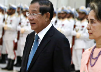 AUNG San Suu Kyi disambut Hun Sen di Istana Keamanan di Phnom Penh, Kemboja pada 30 April 2019. -REUTERS