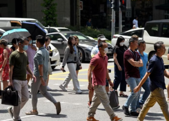 DARIPADA pekerja Singapura yang bersedia berpindah, 72 peratus adalah profesional muda berumur di bawah 30 tahun. -The Straits Times