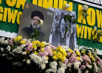 POTRET Allahyarham  Ebrahim Raisi dilihat dengan sejambak bunga di luar Kedutaan Iran di Jakarta hari ini. -AFP