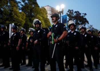 PEGAWAI polis menetapkan kedudukan bagi berdepan dengan penunjuk perasaan di kampus Universiti California, Los Angeles (UCLA), semalam. -AFP