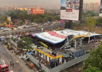 PEMANDANGAN dari udara menunjukkan papan iklan tumbang di stesen minyak berikutan ribut angin dan debu di Mumbai, India, semalam. -REUTERS