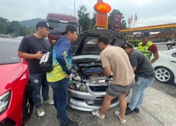 ANTARA kenderaan diperiksa polis dalam Op Bersepadu di Plaza Tol Gombak, hari ini.