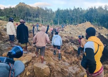 PENDUDUK berhimpun di lokasi tanah runtuh di Maip Mutilaka, wilayah Enga hari ini. – AFP