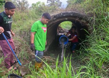 TIGA sahabat menimba ikan di sebatang tali air yang kering ekoran musim kemarau di Kampung Tasek, Marang, semalam.