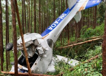 KEADAAN pesawat ringan yang terhempas di Felda Gunung Besout 2 Tambahan, Sungkai hari ini menyebabkan dua mangsa cedera. - UTUSAN/IHSAN JBPM