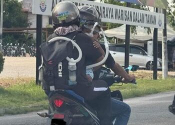 SEORANG bayi yang memerlukan alat bantuan pernafasan digendong ibunya sambil bapanya menunggang motosikal mendapat perhatian Perdana Menteri - Facebook/Farhan Fauzi