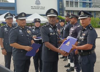 Ketua Polis Johor, Komisioner M. Kumar ketika menyampaikan sumbangan kerajaan negeri kepada 42 waris dan ahli keluarga pegawai dan anggota yang maut atau tercedera ketika berkhidmat, sepanjang tahun lalu.