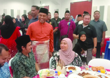 ZAMBRY Abd. Kadir beramah mesra dengan pengunjung di Rumah Terbuka Aidilfitri Madani Kementerian Pendidikan Tinggi (KPT) di Seri Manjung, Lumut, Perak, semalam. - UTUSAN/SHAMSUL KAMAL AMARUDIN