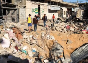 BEBERAPA orang remaja lelaki Palestin melihat lubang berbentuk kawah hasil letupan bom yang dilancarkan tentera Israel yang meranapkan bangunan dan kediaman penduduk di Rafah, selatan Gaza kelmarin.  – AFP