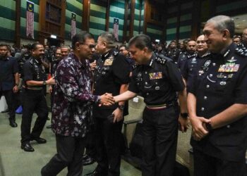 SAIFUDDIN Nasution Ismail bersalaman dengan anggota PDRM selepas Majlis Perhimpunan Bulanan Kementerian Dalam Negeri di Putrajaya. - UTUSAN/FAISOL MUSTAFA