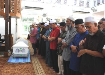 Anak bongsu Allahyarham A. Halim, Fezree Halim mengimamkan solat jenazah bapanya di Masjid Al Falah, Bandar Seri Alam, Pasir Gudang, Johor. -UTUSAN/RAJA JAAFAR ALI