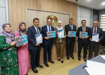 MOHAMAD Fauzi Mahson (empat dari kiri) menunjukkan analisis keputusan SPM 2023 negeri Perak pada sidang akhbar di Ipoh hari ini. - UTUSANMUHAMAD NAZREEN SYAH MUSTHAFA