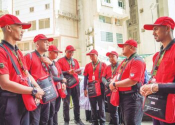 UNIT Peronda Tabung Haji berkumpul untuk pemeriksaan sebelum memulakan tugas.