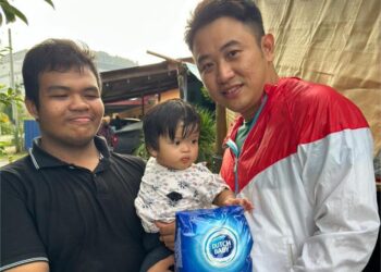 LIM mengagihkan susu tepung percuma kepada keluarga bayi yang memerlukan.