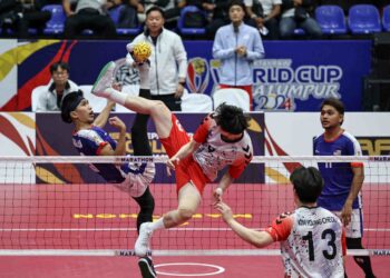 Muhammad Noraizat Mohd. Nordin (kiri) melakukan libasan ketika menentang Korea Selatan dalam aksi suku akhir beregu yang dimenangi Malaysia 11-15, 17-15, 8-15, semalam. – UTUSAN/AMIR KHALID