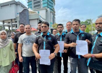 HISHAMUDDIN Hashim (tengah) hadir memberi sokongan kepada penduduk yang membuat aduan di pejabat Suruhanjaya Pencegahan Rasuah M alaysia Kedah di Alor Setar, semalam.