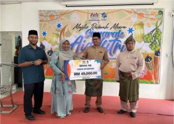 ABD. Rahman Mahmood  (dua dari kanan) menyampaikan bantuan geran perniagaan FAMA kepada usahawan terpilih pada majlis rumah terbuka Aidilfitri FAMA Terengganu
di Kuala Terengganu, hari ini. - UTUSAN/KAMALIZA.KAMARUDDIN