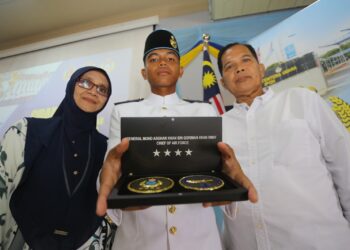 AMIRUL Akif Mohd. Salleh bersama ibu bapa selepas dianugerahkan Perajurit Muda Udara Terbaik Keseluruhan Siri 67/2023 pada upacara perbarisan tamat latihan di Akademi Tentera Udara di Ipoh hari ini. - UTUSAN