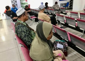 PESAKIT terpaksa menunggu hampir lima jam untuk berjumpa doktor di Kota Bharu, Kelantan, semalam. - UTUSAN/ ROSLIZA MOHAMED