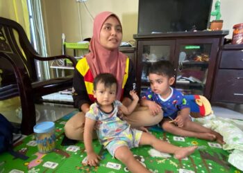 NOOR Athirah Abdullah bersama Aqil (baju biru) dan adik bongsunya  ketika ditemui di Taman Marida, Senawang, semalam.