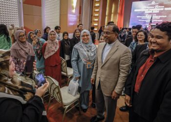 ZAMBRY Abd. Kadir beramah mesra dengan warga KPT selepas menyempurnakan majlis perhimpunan bulanan KPT di Putrajaya. - UTUSAN/FAIZ ALIF ZUBIR