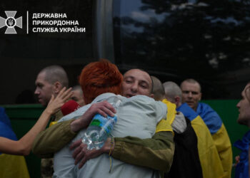 This handout photograph released by the press service of the State Border Service of Ukraine on May 31, 2024, shows a Ukrainian serviceman embracing a relative after being released from Russian captivity in an undisclosed place. Russia said on May 31, 2024 that it had conducted a prisoner exchange with Kyiv, exchanging 75 captured servicemen with Ukraine, in one of the only areas of dialogue between the warring countries. Among the 75 people returned to Ukraine are soldiers of the Armed Forces of Ukraine, the National Guard, Border Guards and 4 civilians. (Photo by HANDOUT / UKRAINIAN BORDER GUARDS PRESS SERVICE / AFP)