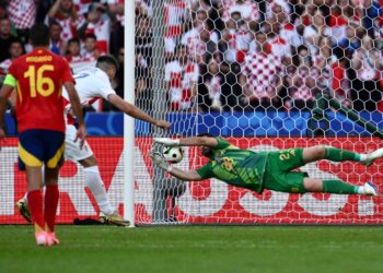 PENJAGA gol Sepanyol, Unai Simon menepis sepakan penalti oleh Bruno Petkovic ketika aksi Kumpulan B Euro 2024 di Stadium Olympiastadion Berlin, Jerman. - AFP