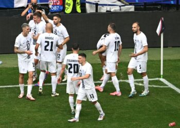 PEMAIN Slovenia meraikan jaringan ketika berdean Serbia di Allianz Arena.- AFP