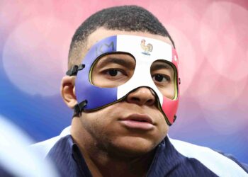 PENYERANG Perancis, Kylian Mbappe memakai topeng muka tiga warna ketika dia mengambil bahagian dalam sesi latihan di Stadium Leipzig. - AFP